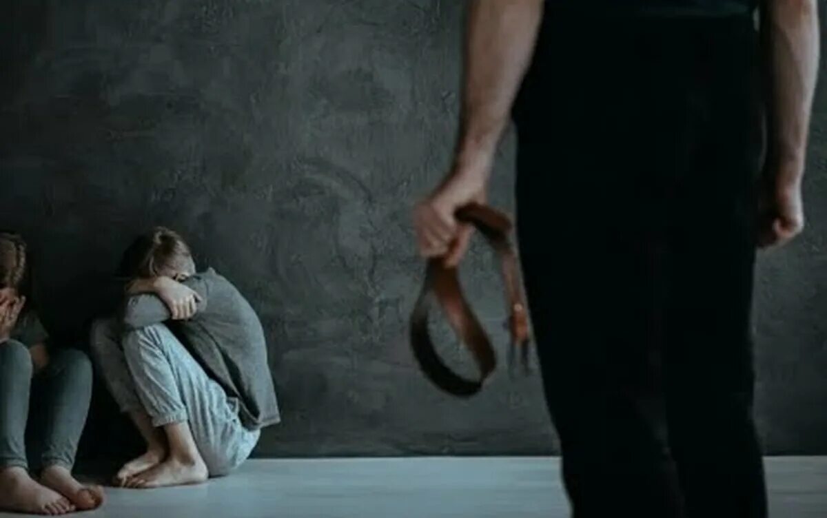 Женщина грустит. Две девушки сидят на полу. Crying on the floor. Женщина плачет в магазине. Crying песни.