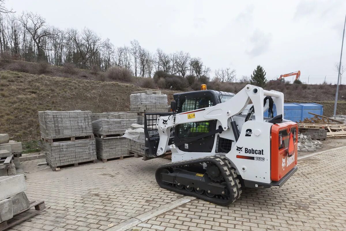 Мини бобкэт купить. Bobcat t590. Т590 Bobcat. Гусеничный Бобкэт 590. Мини погрузчик Bobcat t590 вилочный.