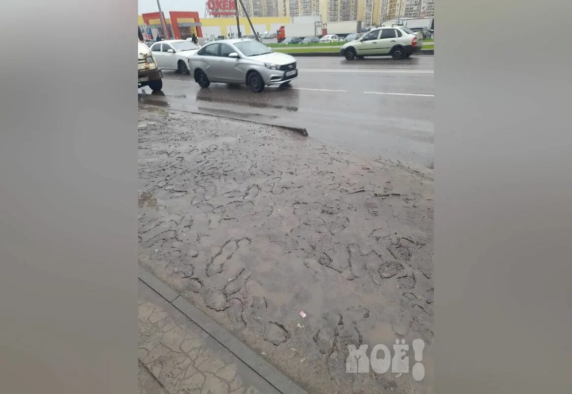 Воронеж дороги. Лужа во дворе. Расстояние от грязей до москвы. Яма на дороге. Шкода в грязи застряла.
