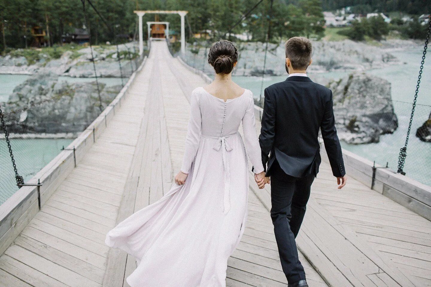 атласное свадебное платье rosa clara. минималистичная свадебная фотосессия. свадебный минимализм. свадьба в минималистичном стиле. свадебная фотосессия в стиле минимализм.