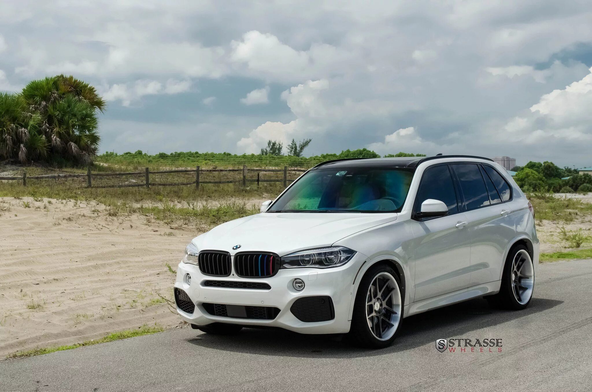 БМВ x5 f15 белый. BMW x5 спорт. BMW x5 2015 белый. Белый БМВ х5 f15 с черной крышей.