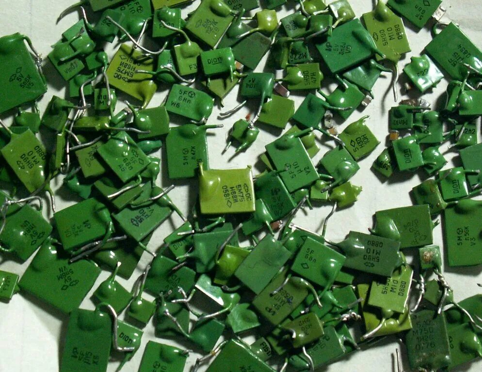 Какой металл зеленый. Конденсаторы kм5 н30 68n. Конденсаторы км 5 зеленые н90. Км зелёные (h90, f и ОСТ). Км СМД советские конденсаторы.