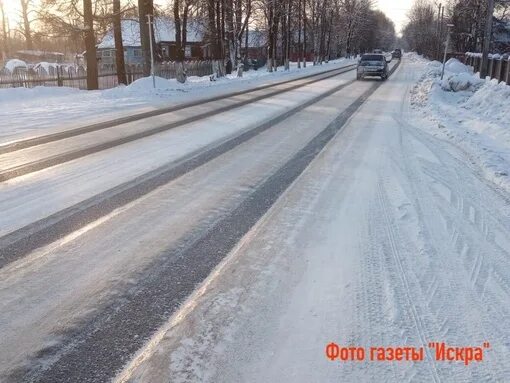 Колейность на дороге. Ледяная колейность. Зимние дорожные условия. Колея на дороге. Снежная колея на дороге.