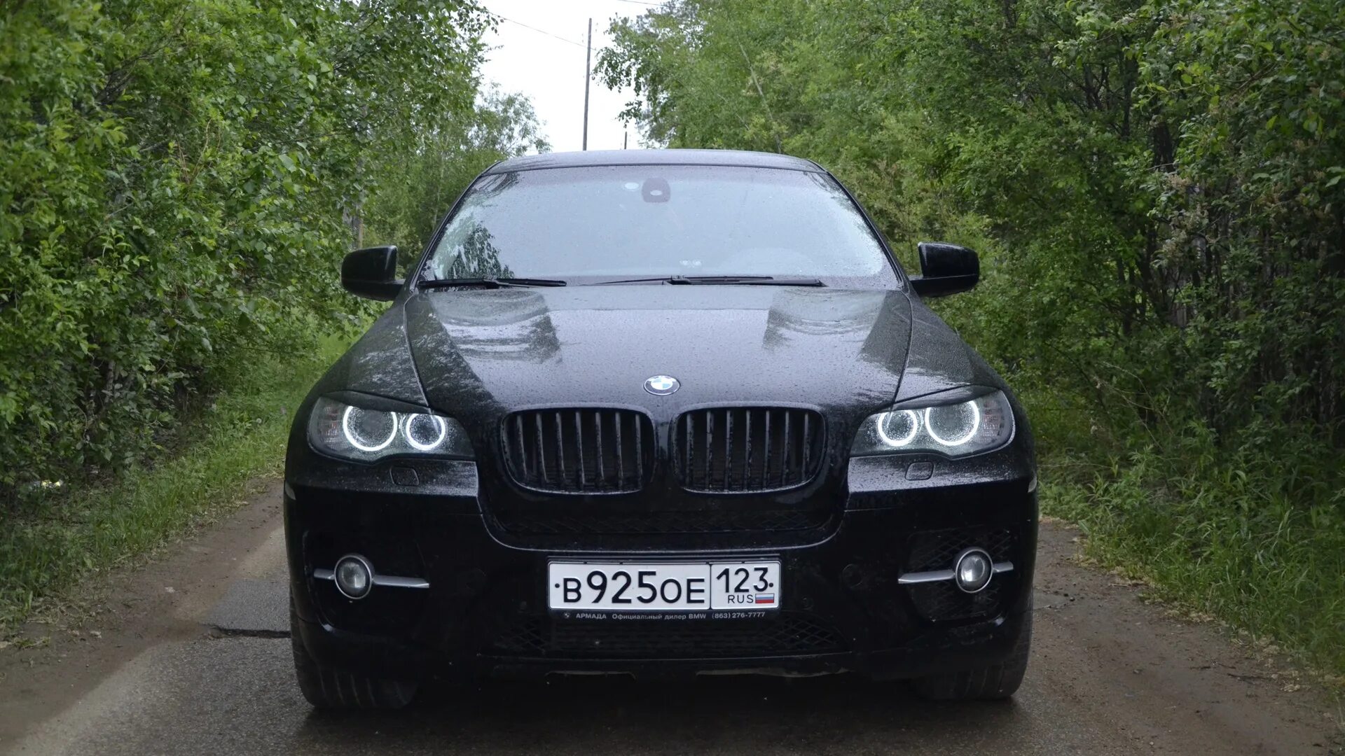 Бмв х5 глазки. БМВ х5 е71. БМВ х6 е70. E71 BMW ангельские глазки. БМВ х6 черная.