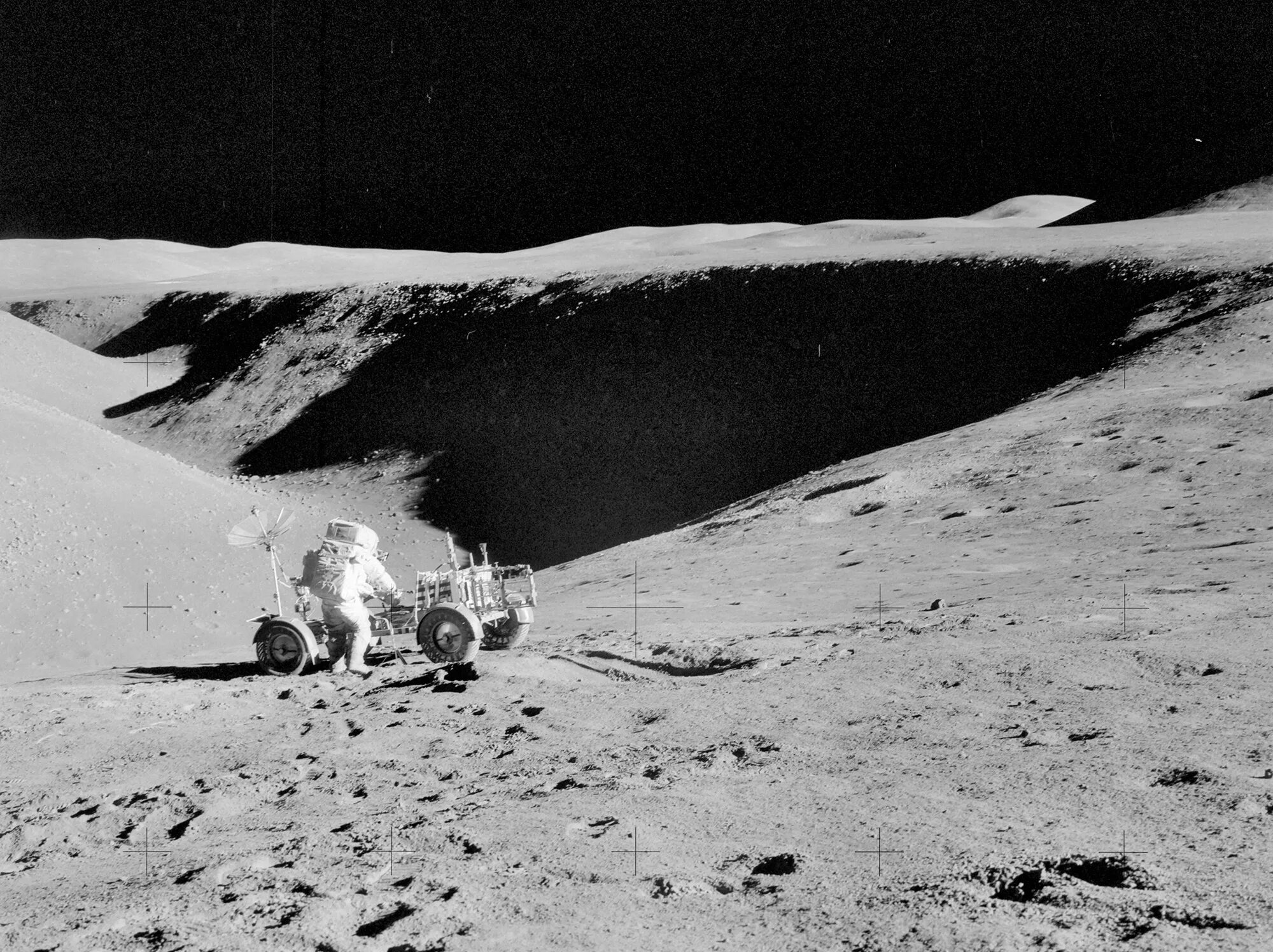 На поверхность луны первый человек. Аполлон 15 командир. Apollo 15. Луна. Поверхность Луны.
