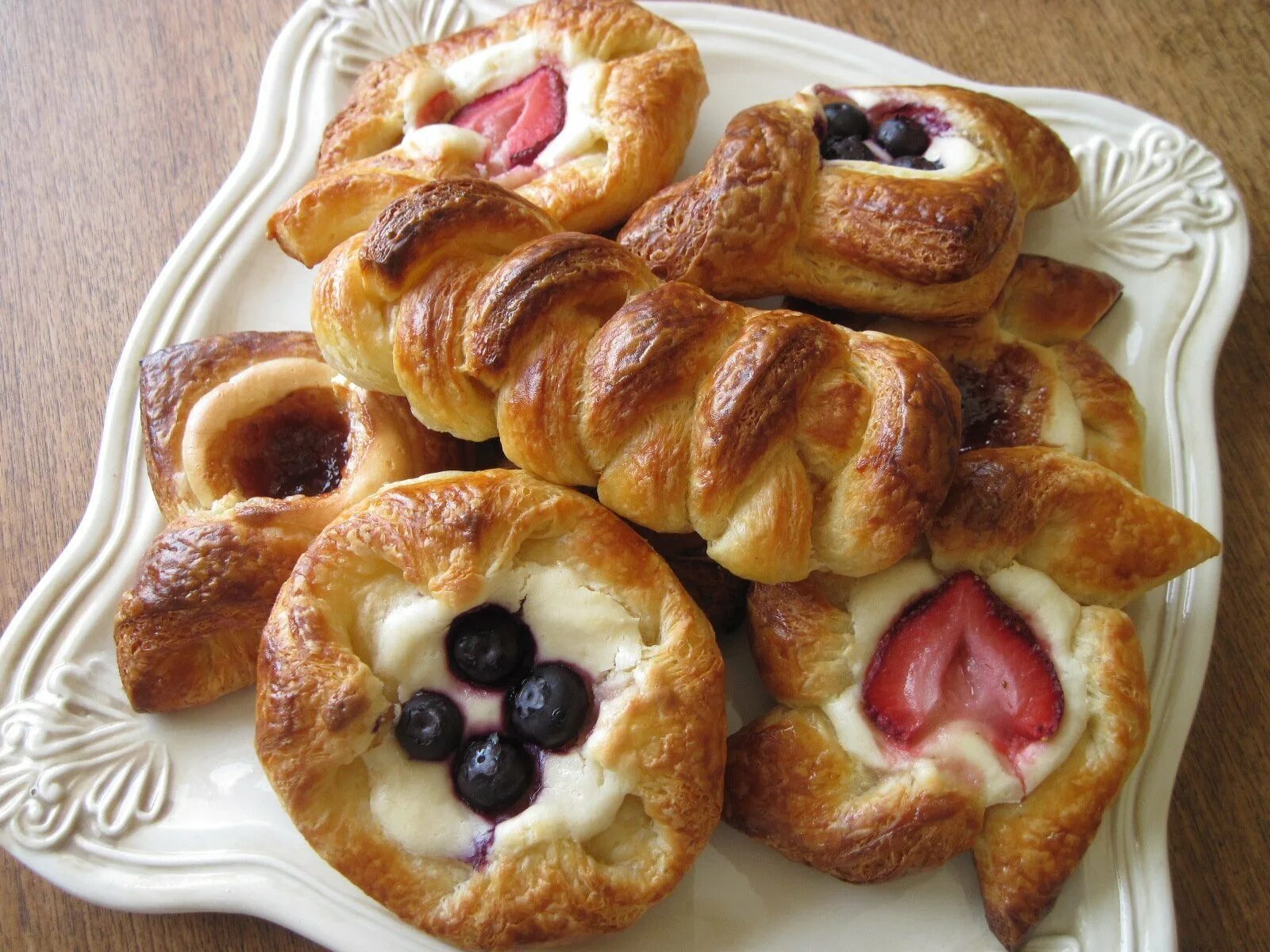 Датские булочки (danish pastries). Дениш. Слойки даниш. Дениш выпечка. Дениш.
