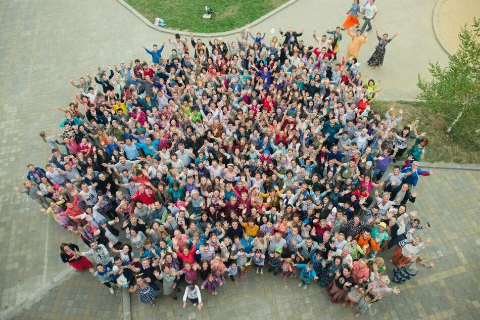 На одном месте несколько лет. Толпа 200 человек. толпа 500 человек. 200 человек в одном месте. толпа 100 человек.