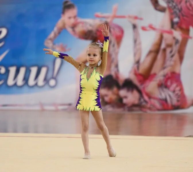 Художественная гимнастика. Гимнастика для девочек. Маленькие гимнастки. Гимнастические элементы для детей. Художественная гимнастика 4 года.