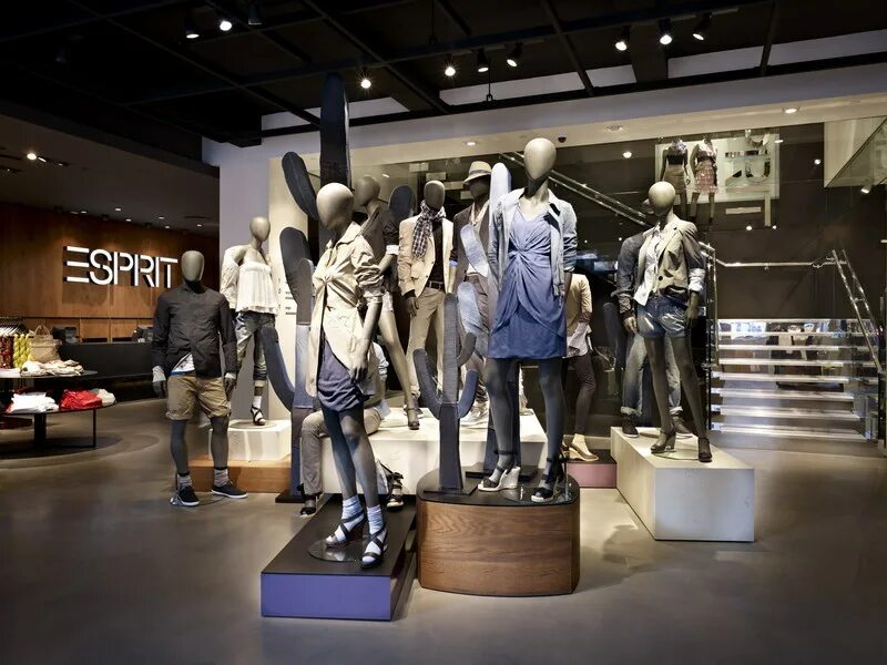 New бренд одежды. Esprit одежда спб магазины. манекены в магазине одежды. манекены в торговом центре. освещение витрины магазина одежды.