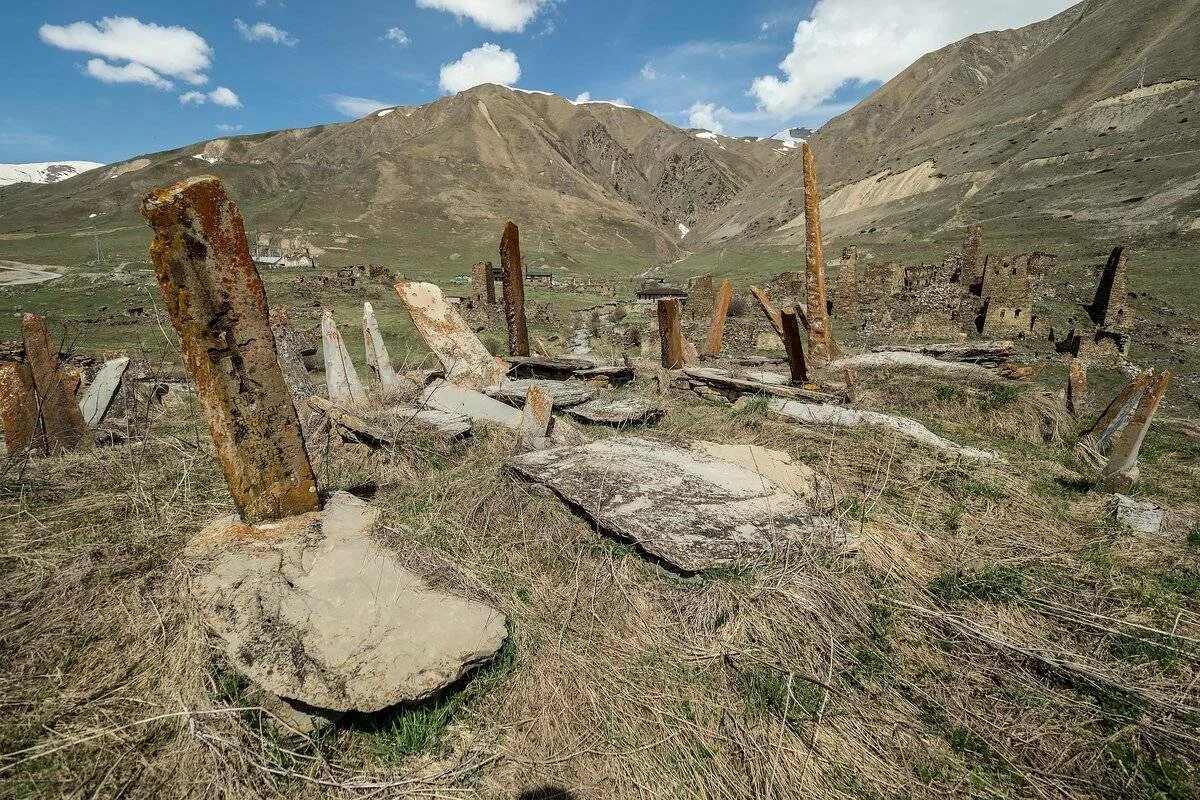 Опасно в осетии. Верхний ларс северная осетия. Даргавс мусор. Цамад и дагом. Экология северной осетии.