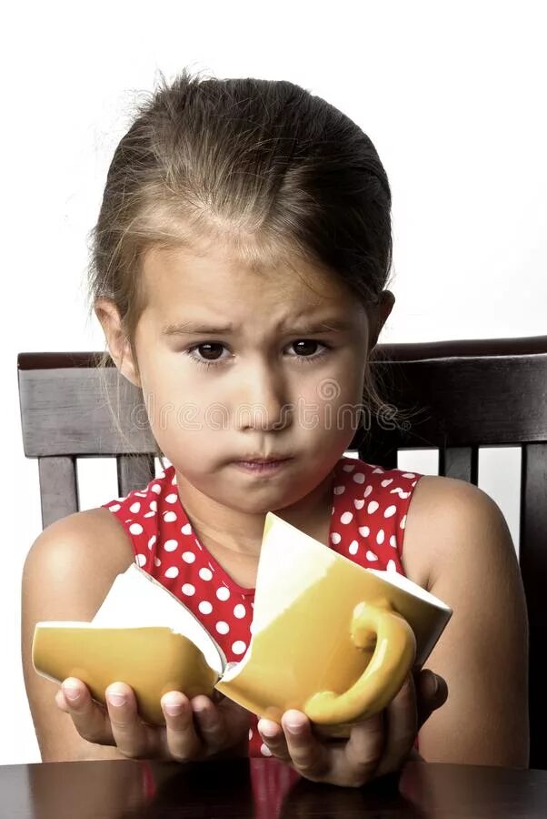 Девочка разбила. Девочка разбила. Девочка сломала куклу у другой девочки. "цветик-семицветик". Разбитая ваза нарисовать.