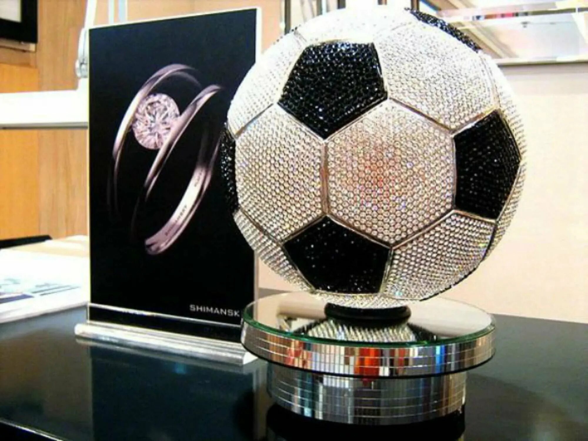 Самой дорогой мяч. Самый дорогой футбольный мяч в мире. Самый дорогой мячик в мире. Самый дорогой футбольный мячик. Бриллиантовый футбольный мяч.