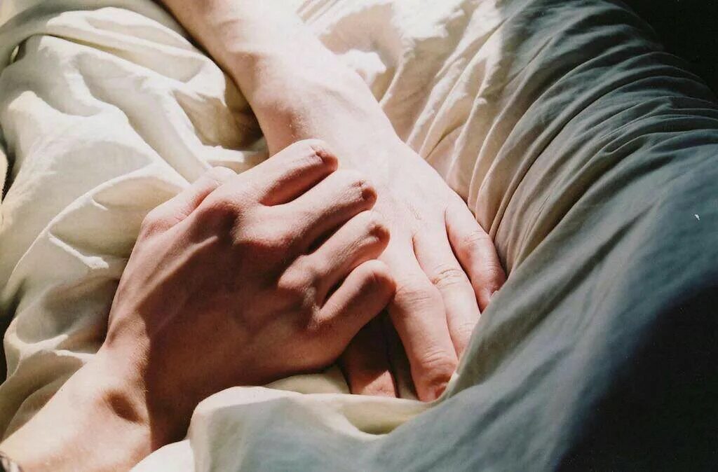 Умерли держась за руки. Руки в постели. Руки влюбленных. Переплетение рук. Рука на кровати.