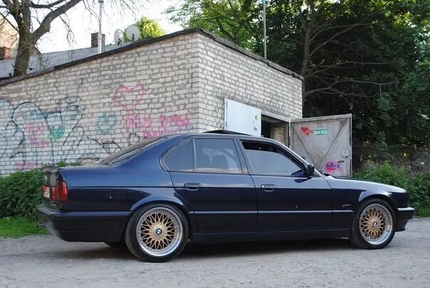 Е 15 5. BMW e34 BBS. БМВ е34 на ббс. BMW e34 r18. BMW e34 5 BBS.