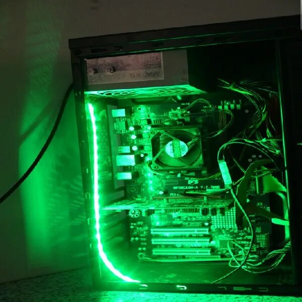 Компьютер led. Светящийся компьютер. led мониторы подсветки для системника.