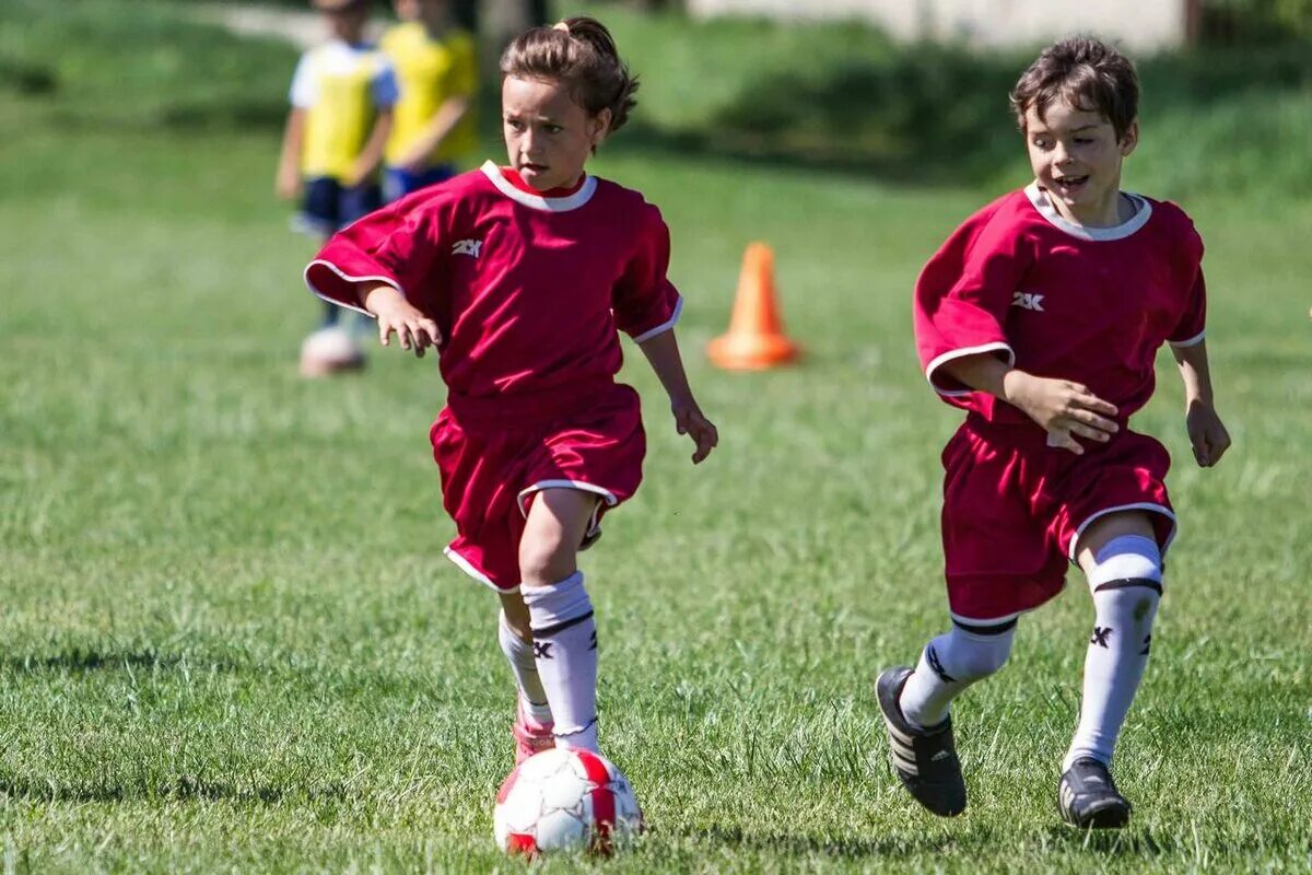 Летом играем в футбол. Детский футбол. Футбол дети. Футбол мальчики и девочки. Мальчик футбол.