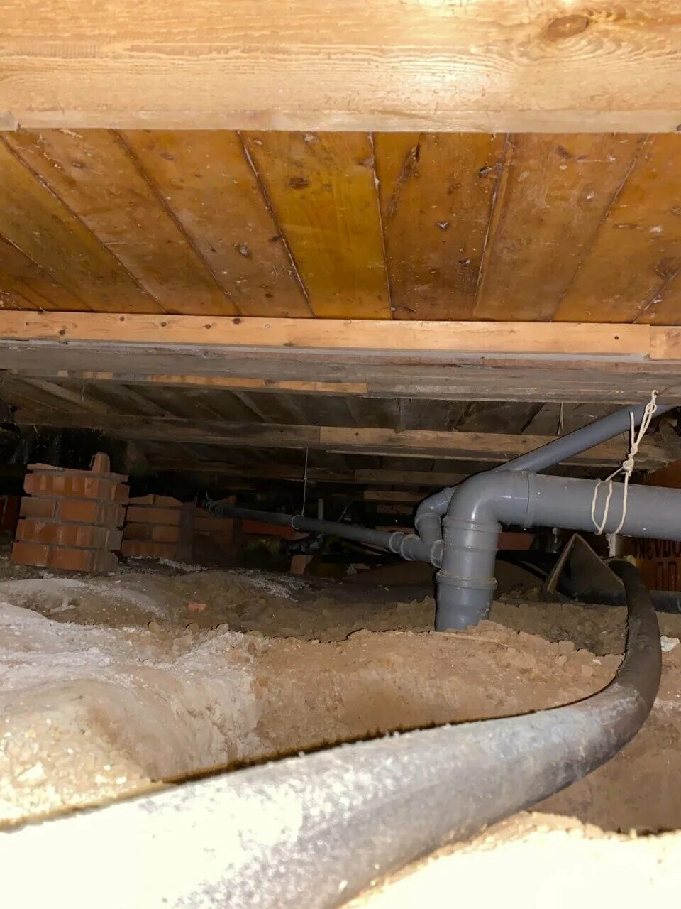 Трубы канализации в частном доме. Крепления канализационных труб в подвале. Канализационные трубы под полом в частном доме. Канализационные трубы под полом в частном доме. Клапан аэратор канализационный 110 установка.