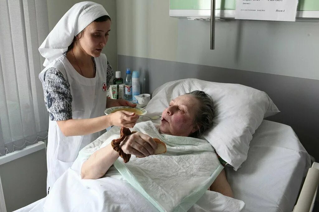 Как попасть в хоспис. Медсестра милосердия. медицинская сестра в хосписе. сестры милосердия в больнице. медсестра у постели больного.