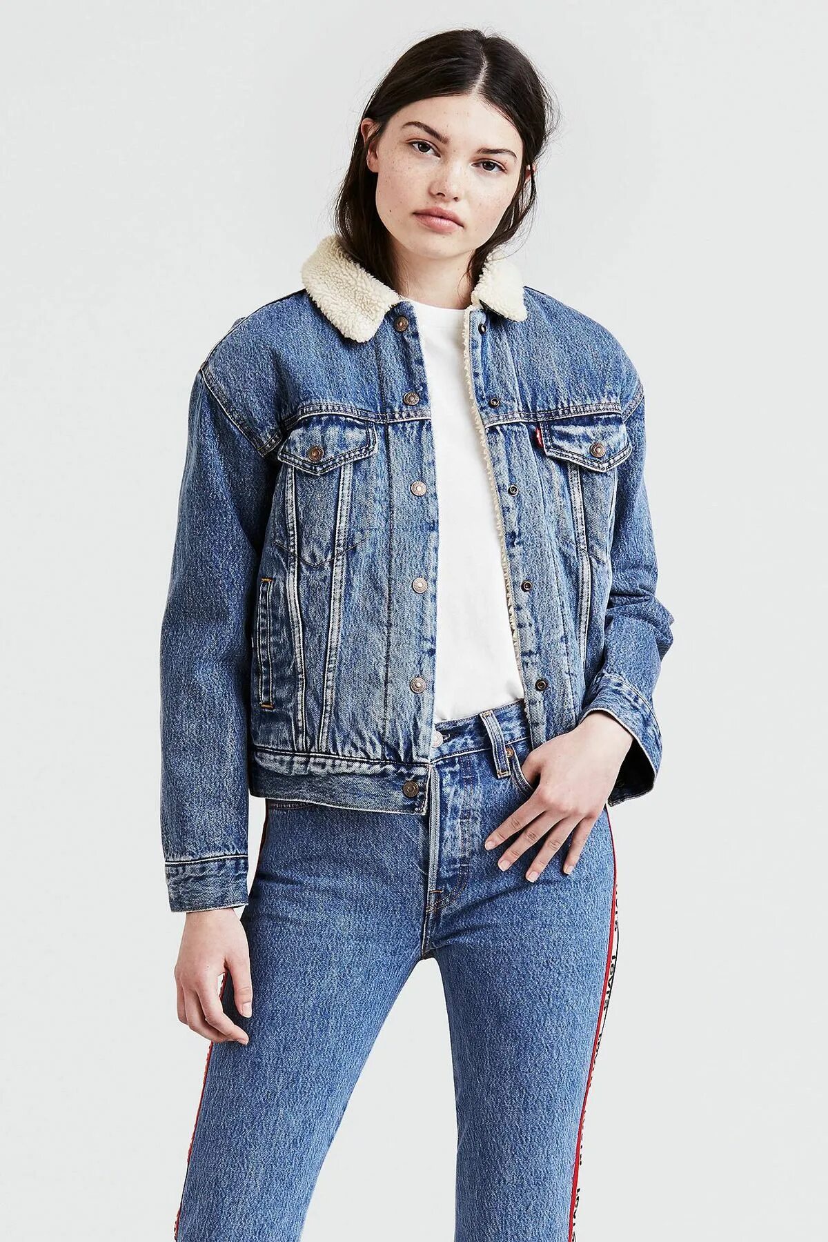 Левайс шерпа женская. Куртка Levis Sherpa. Levi's Sherpa Trucker Jacket. Джинсовая куртка Trucker Levi's.