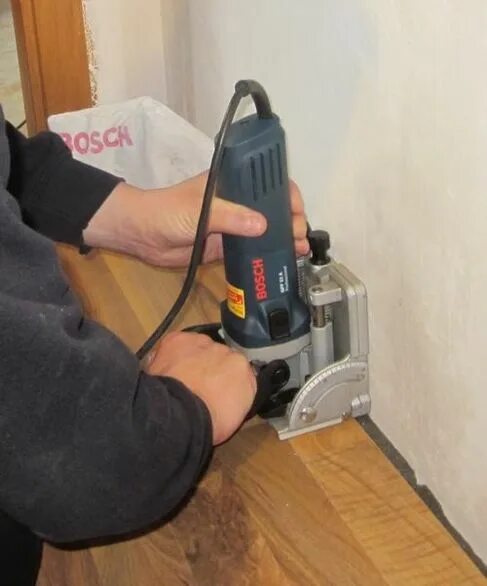 Подрезка стен. Перетирка гипсовой штукатурки. Подрезка стен. Инструмент реноватор стык плинтус. Подрезка стен.