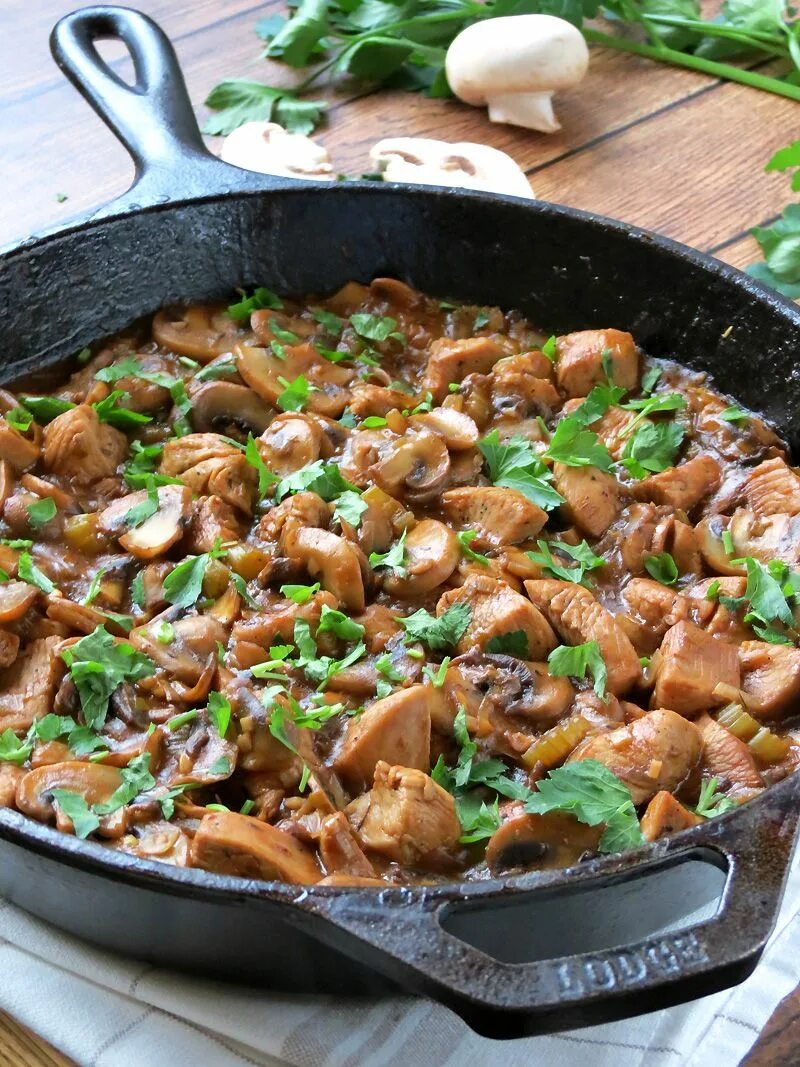 Можно курам вареные грибы. Тушеное мясо на сковороде гриль с грибами. mushroom stew. вегетарианский рецепт из тушеных груздей. что можно приготовить с грибами и с вареным мясом.