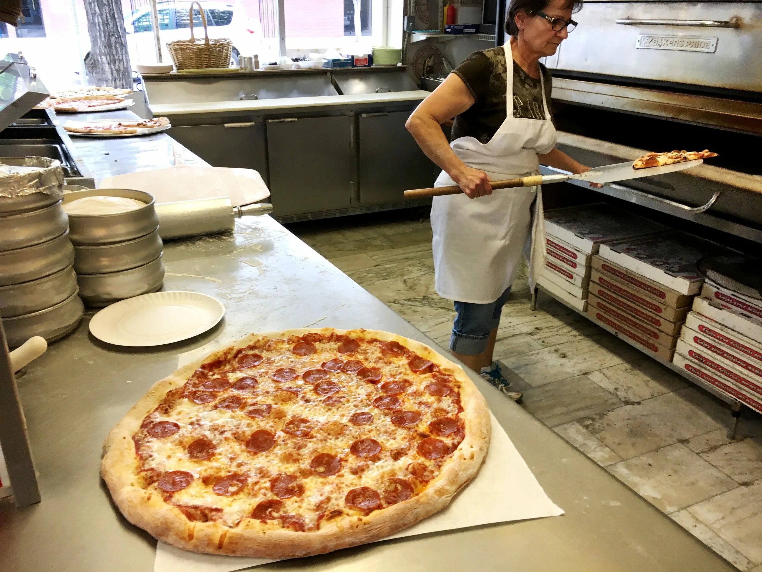 Making pizza. Пиццерия Slice NYC pizza. NYC pizza Пушкинская. Нью Йоркская Неаполитанская пицца. New York pizza Москва.