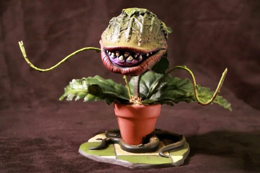 Horror plant. Венерина мухоловка арт монстр. Растение Венерина мухоловка монстр. Венерина мухоловка из полимерной глины. Венерина мухоловка в горшке.