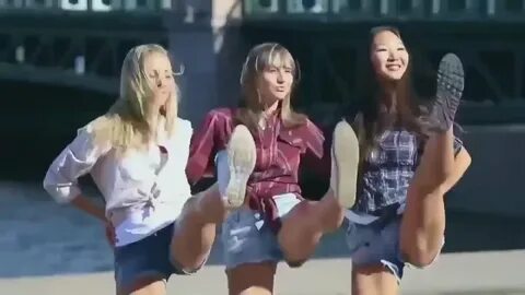 Танцуют под белые розы