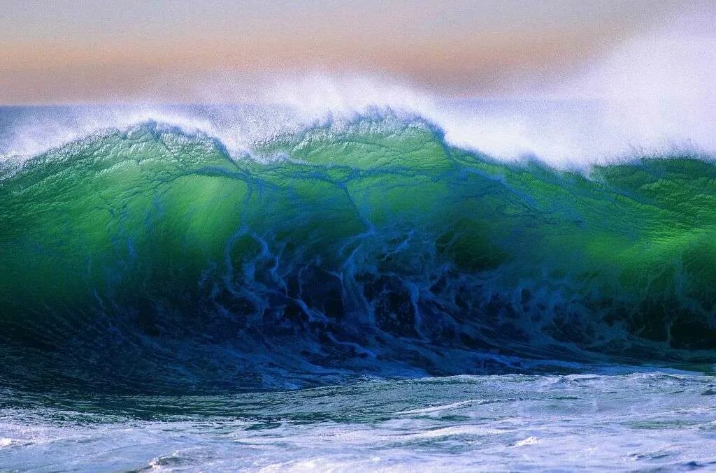 назаре португалия серфинг. волны в море 8 м. каспийское море цунами. волны на воде. волны в море 8 м.