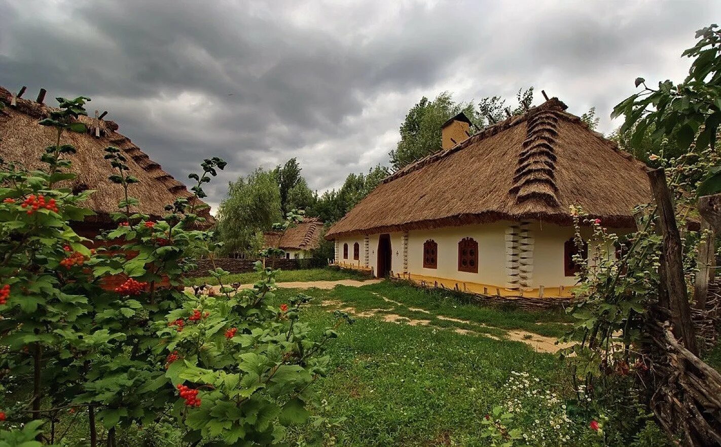 Хата вакансии. Мамаева Слобода Киев. Украинская хата Мазанка. Украинская деревня Хутор. Этнографический музей украинская Слобода.