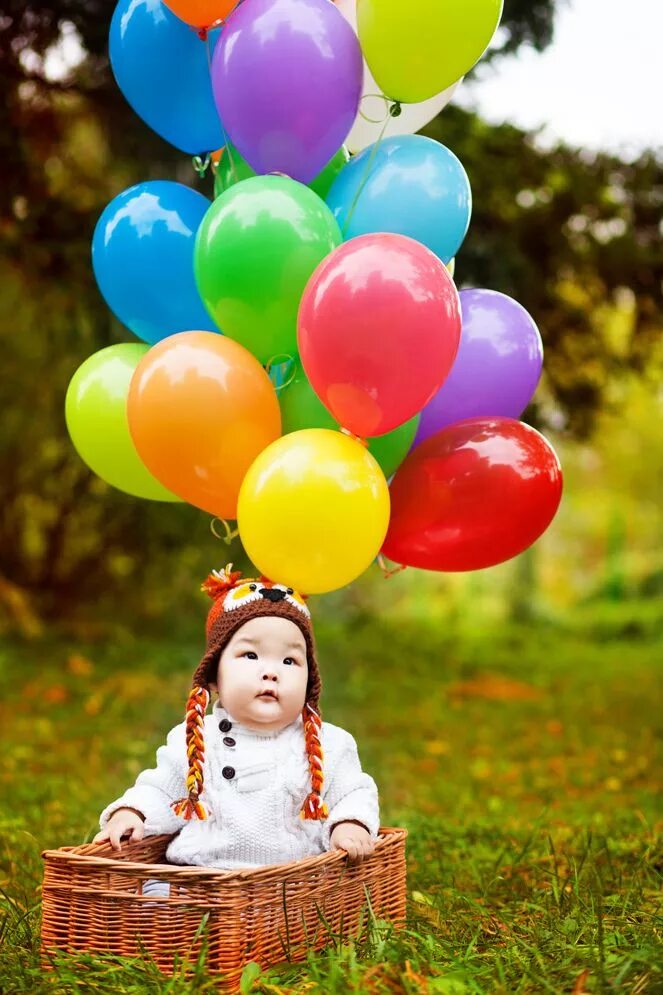 Фотосессия с шариками. Детский праздник на природе. Воздушный шар для фотосессии. Детская фотосессия с воздушными шарами.