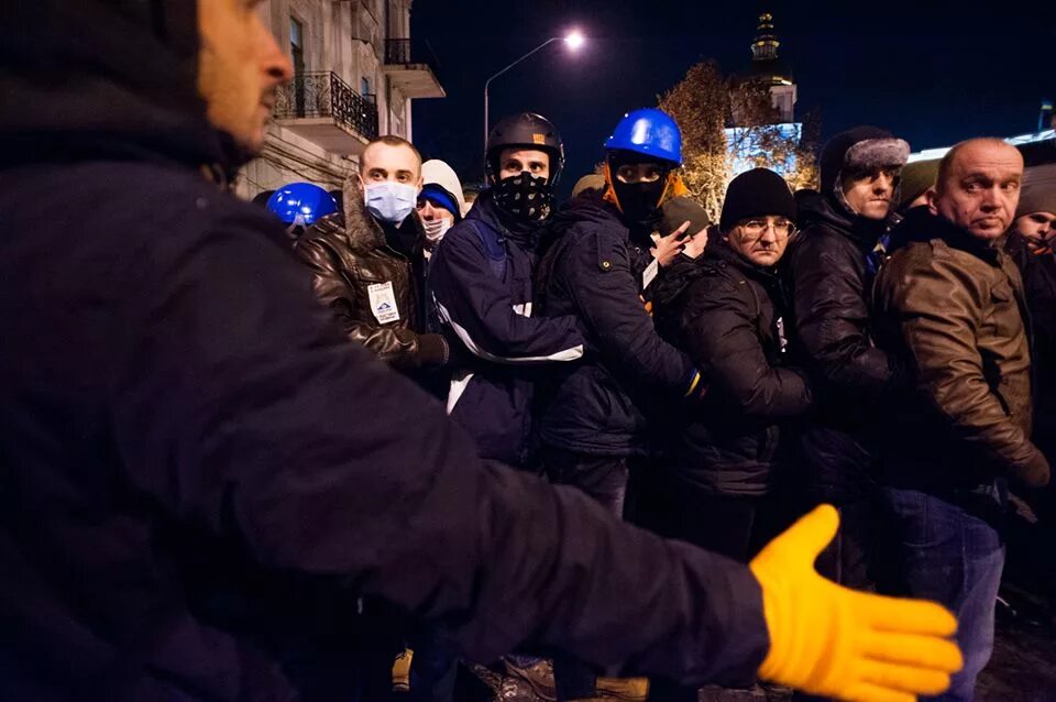 Евромайдан официальные лица. Люди в масках на Майдане. Майдан Телевидение СОБЫТИЯТВЦ. Новый майдан 2024