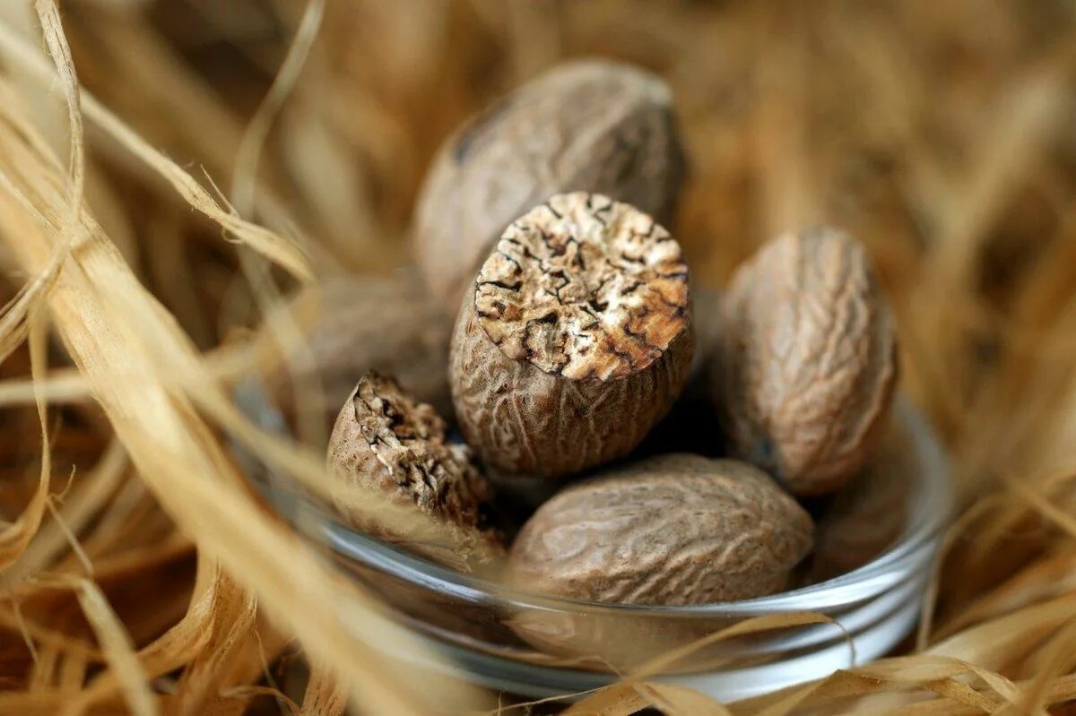 Мускатный орех. Nutmeg — мускатный орех. Мускатный орех пряность. Мускатный орех Аюрведа. Мускатный орех польза и вред
