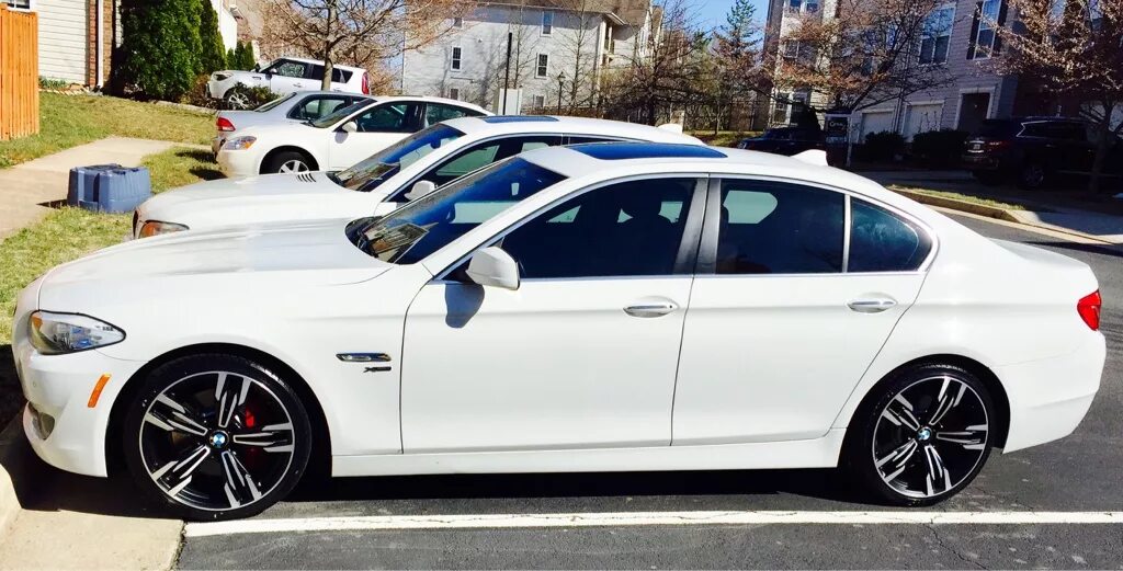 Bmw m3 e92 white. Bmw f30 alpina. Диски на белую бмв ф30. Белая бмв ф10 на дисках. Bmw f10 белая r20.