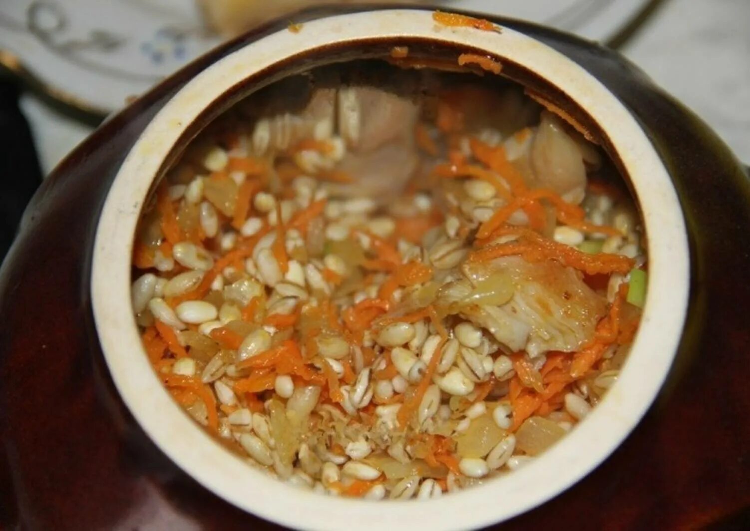 перловка в горшочке в духовке. каша в горшочках в духовке. перловка в горшочке в духовке. рецепты перловой каши в горшочке. каша в горшочках в духовке.