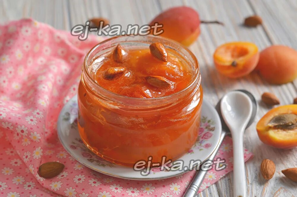 Варенье из абрикосов с миндалем. Варенье с миндалем и абрикосами. Абрикосовое варенье с ядрышками. Варенье с миндалем и абрикосами. Абрикосовое варенье с миндалем.