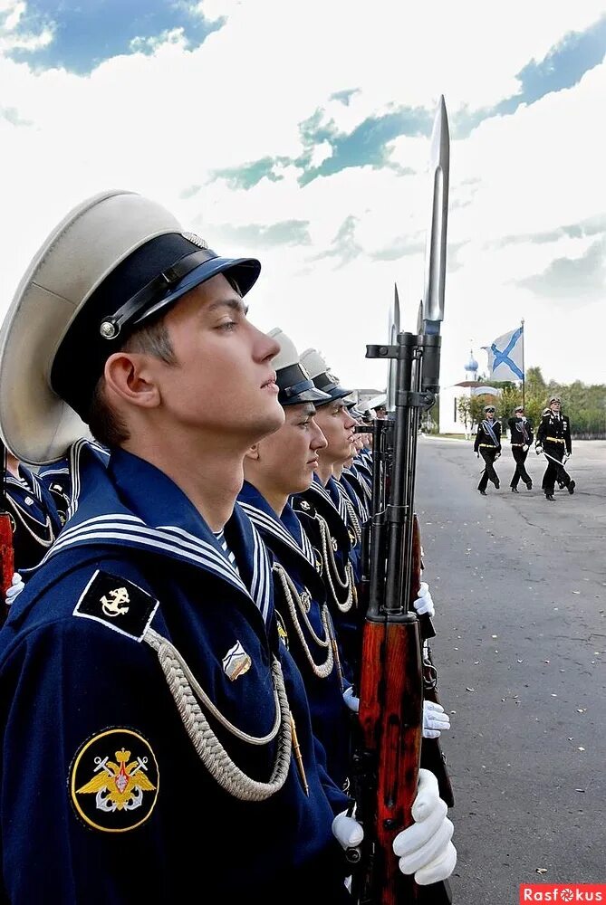 Церемония поднятия флага в школе. Поднятие флага россии. Флаг россии екатеринбург. Подъем флага. Под флаг смирно.