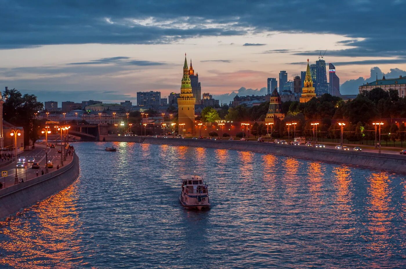 Прогулка р. Реки москвы. москва река в москве. река москварика. вечерняя прогулка на теплоходе по москве реке.