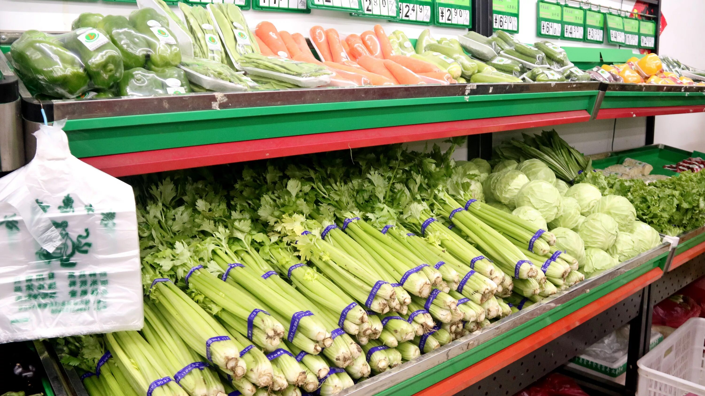 Сельдерей за кг. Сельдерей в магазине. Овощи зелень выкладка. Зелень в магазине. Сельдерей в супермаркете.