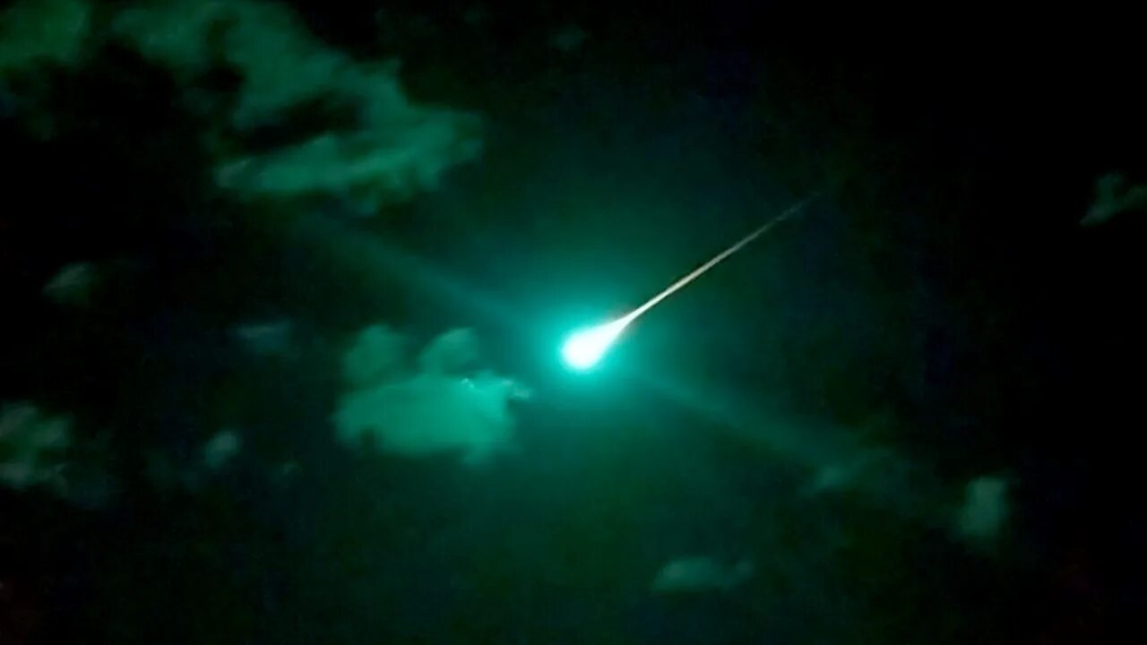 Огненный шар ночью. Огненный шар в небе. Огненные шары в Антарктиде. Огненные шары в Японии. Метеор зелёного цвета.