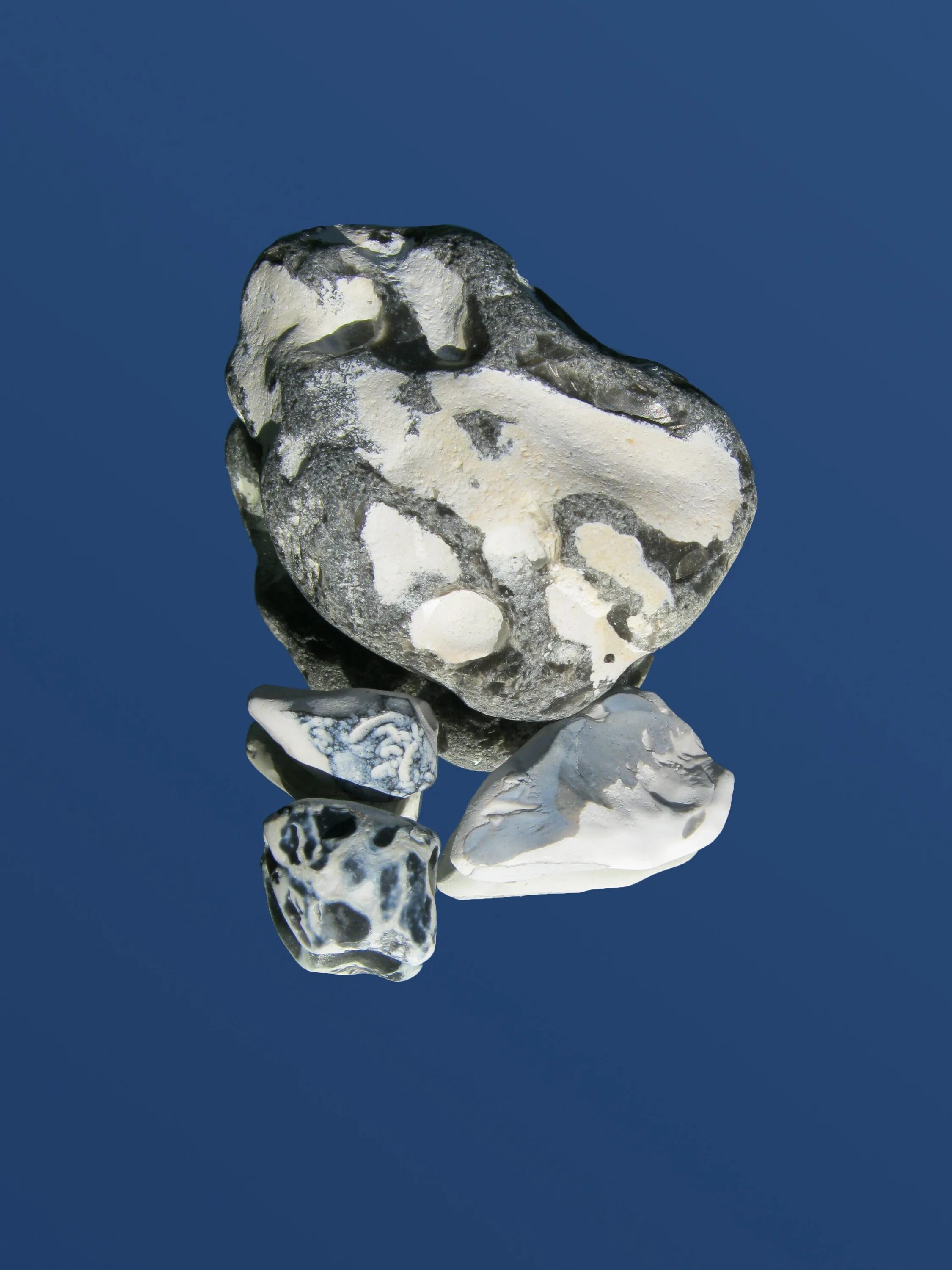 Зеркальные камни. Hematite камень. Зеркальные камни в саду. Кровавик гематит кровавик. Зеркальные камни.