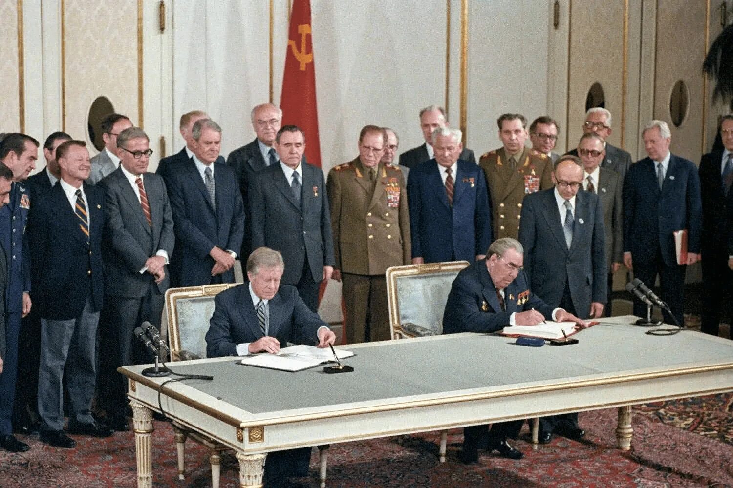 1972 год договор между ссср и сша. Брежнев и Картер подписание осв 2. Осв-2 Брежнев 1979. 1979 Осв 2. Осв-2 Брежнев и Картер.