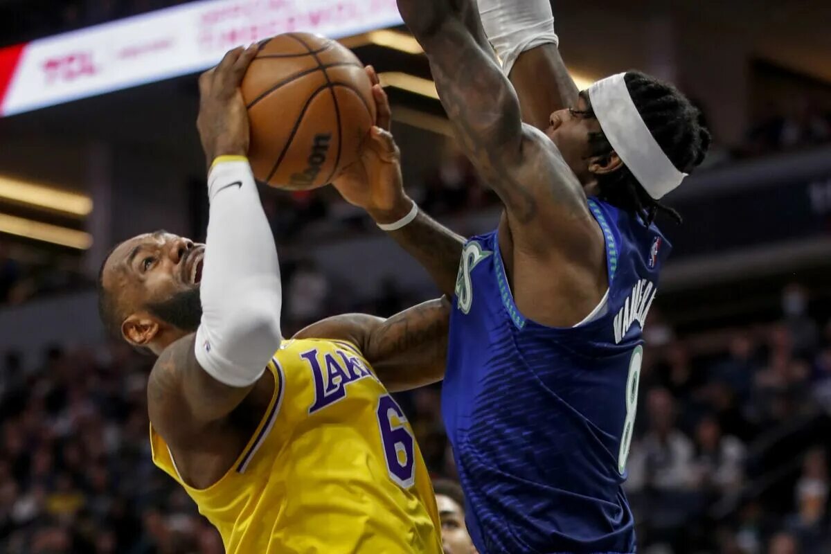 Lakers Timberwolves. Лос-Анджелес Лейкерс (Миннеаполис). Хит Лейкерс. Миннесота 6:7 Лос-Анджелес.