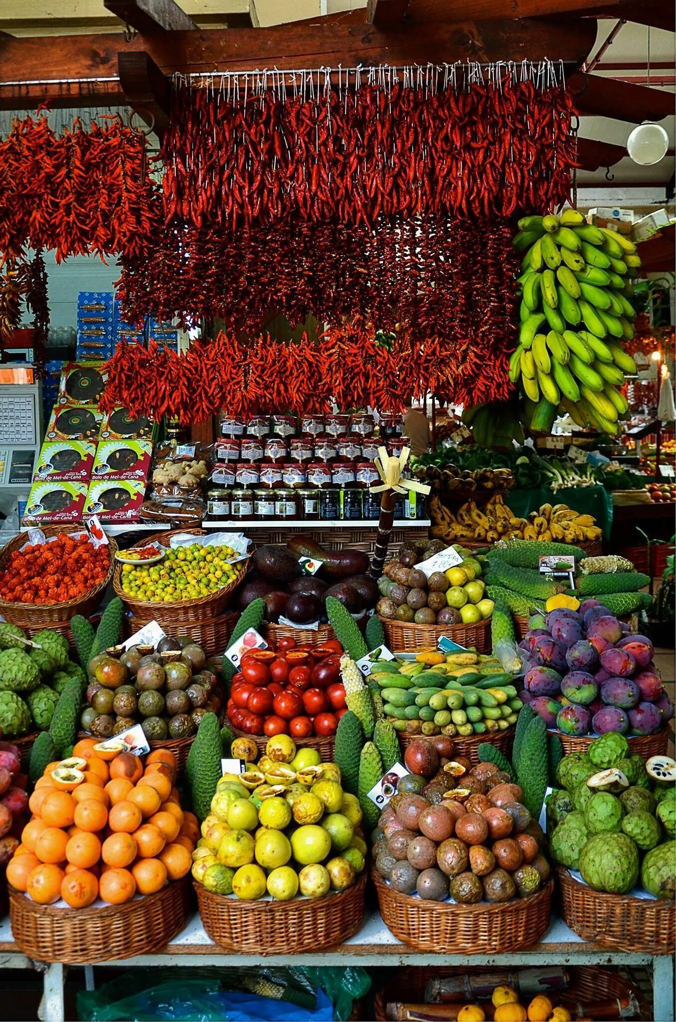 Рынок свежих фруктов. Базар Мадейры. Фруктовый рынок. Фрукты на рынке. Овощной рынок.