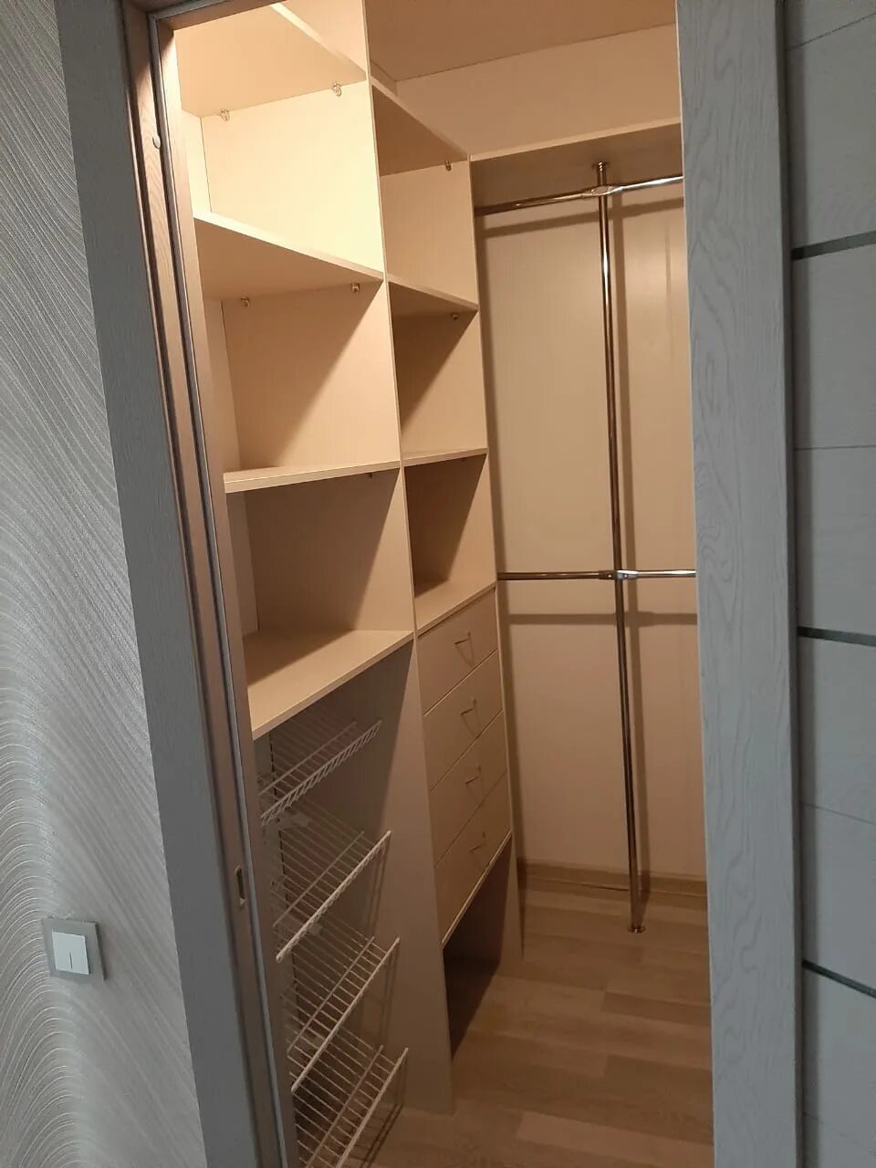 Гардеробная в хрущевке. Маленькие гардеробные комнаты. Гардеробные вместо кладовки. Встроенные шкафы в кладовку. Гардеробная в кладовке.