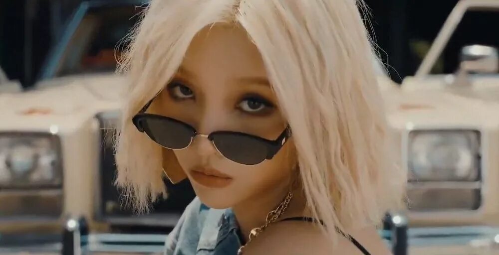 That that g idle. Соён g idle блондинка. чон соён g i-dle. соён из g idle. соён g idle с каре блондинка.