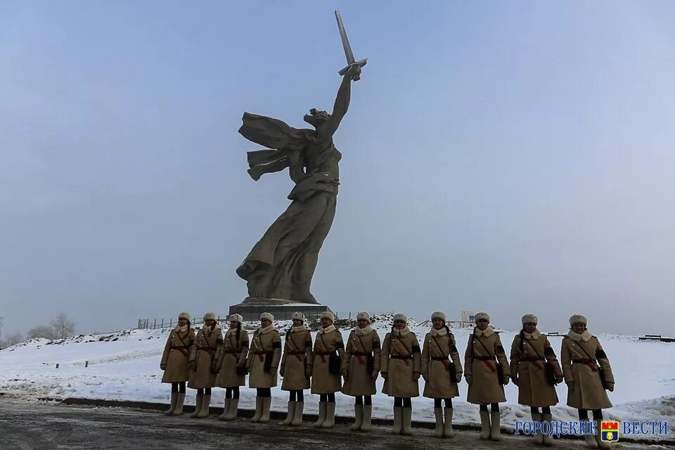 Сколько лет со сталинградской битвы в 2025. Мамаев курган сталинград волгоград. с победой в сталинградской битве мамаев курган. мамаев курган сталинградская битва 1943 года. символ сталинградской битвы мамаев курган.