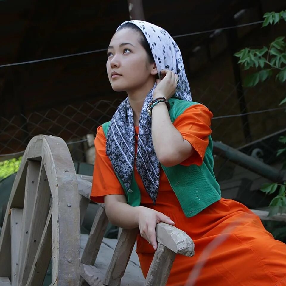 узбекские женщины. красивые киргизки. нигина алифова. узбечка таджичка киргизка казашка. узбекские девушки в платке.