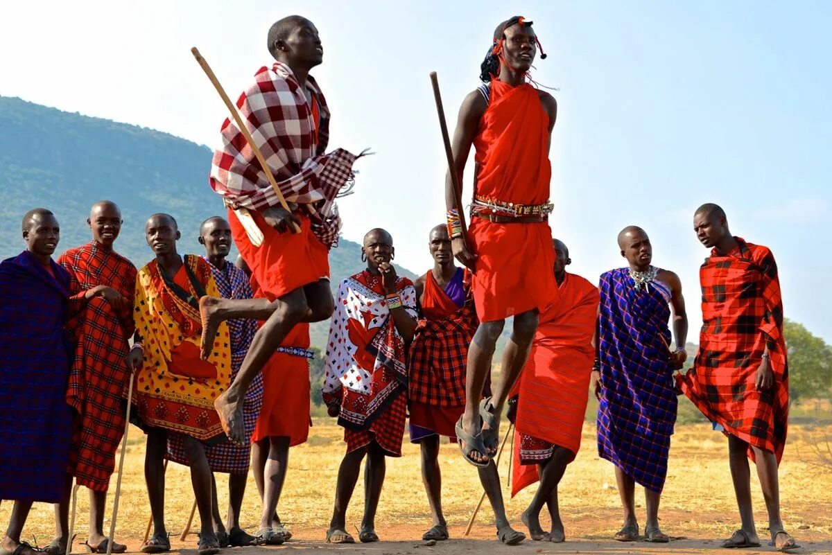 За высокое племя людей. Масаи племя. Племя Масаи в Танзании. Масаи прыжки Масаи. Масаи народ Африки.