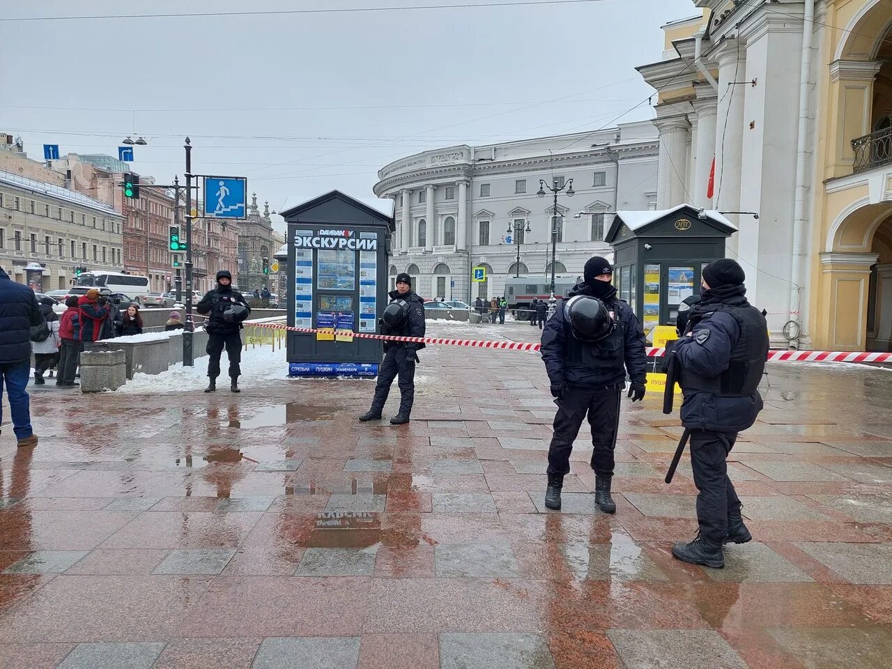 Новости про спб. ОМОНОВЕЦ В Санкт-Петербурге. Стрельба у Гостиного двора в Санкт-Петербурге. Перестрелка на Гостином дворе. Стрельба на Невском 24 февраля.